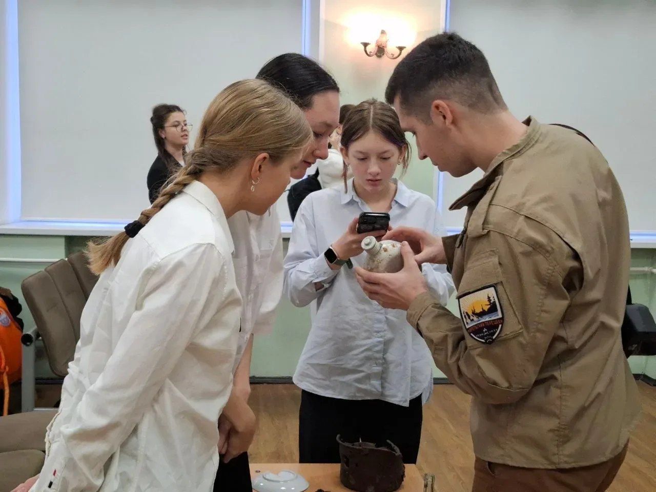 Накануне Дня Победы в выставочном пространстве школы появилась новая витрина 27 ноября 2025 года сос