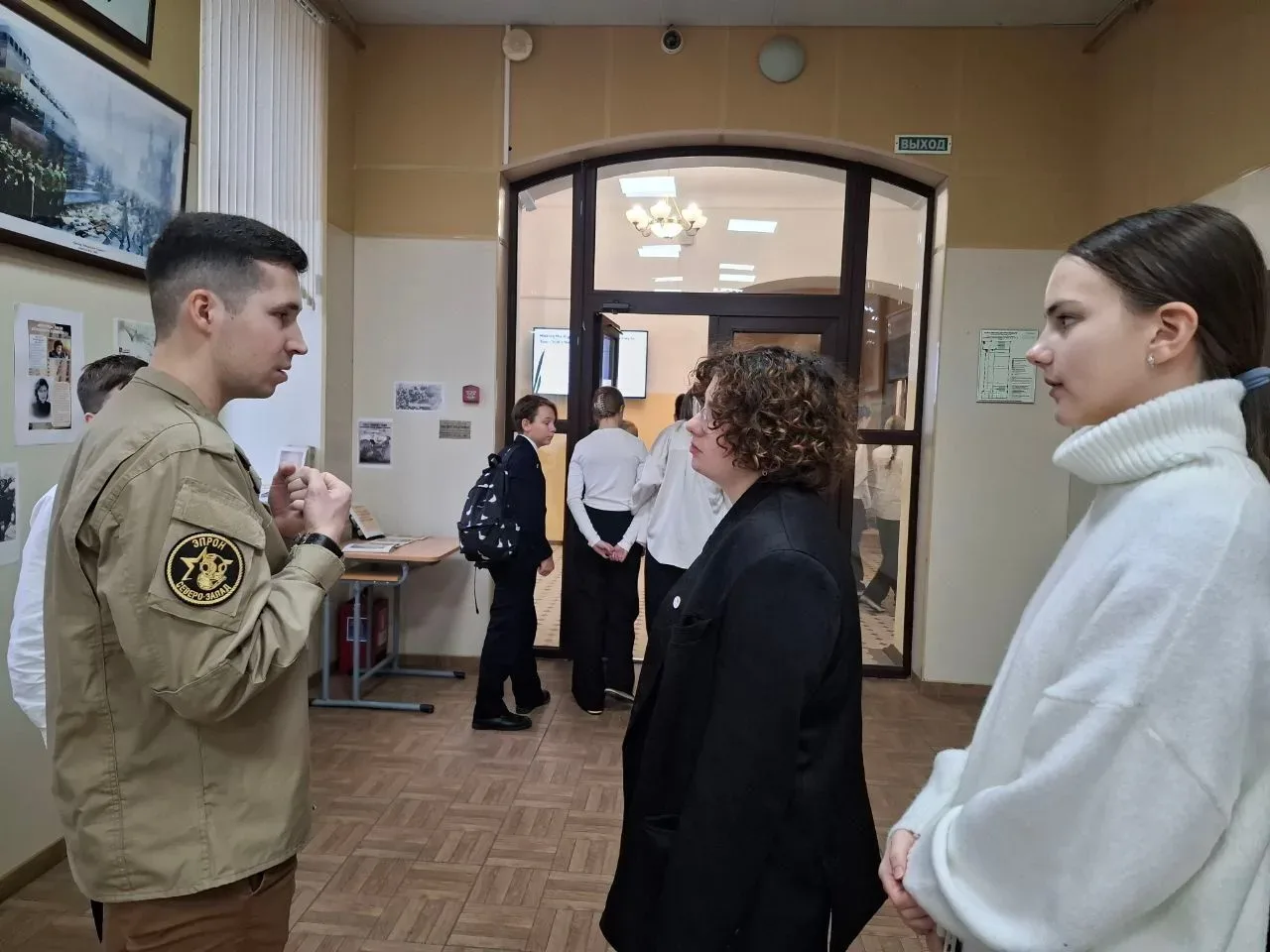 Накануне Дня Победы в выставочном пространстве школы появилась новая витрина 27 ноября 2025 года сос