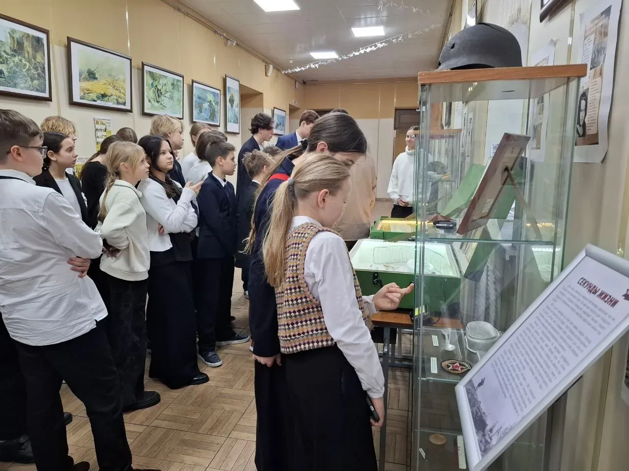 Накануне Дня Победы в выставочном пространстве школы появилась новая витрина 27 ноября 2025 года сос