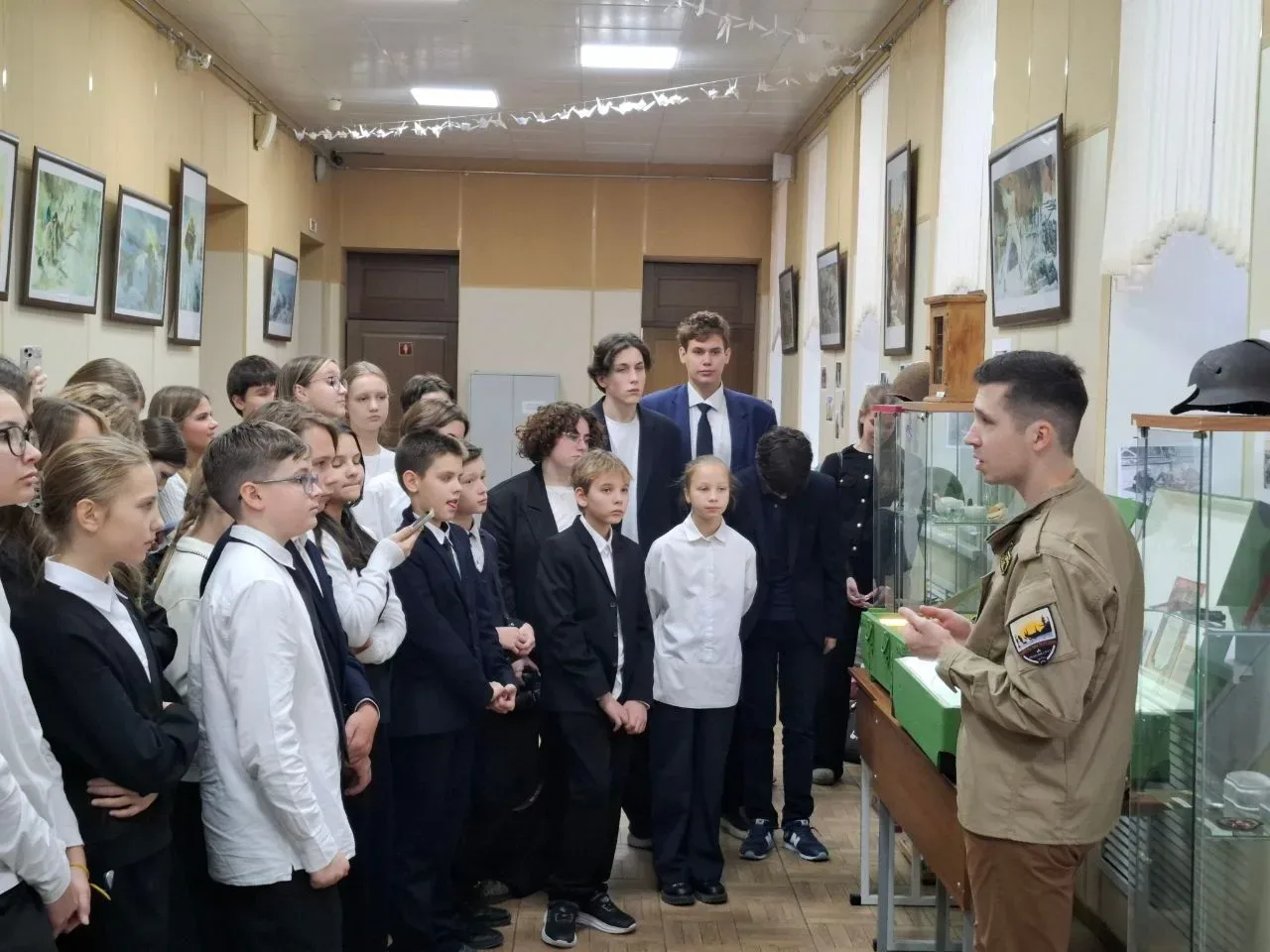 Накануне Дня Победы в выставочном пространстве школы появилась новая витрина 27 ноября 2025 года сос