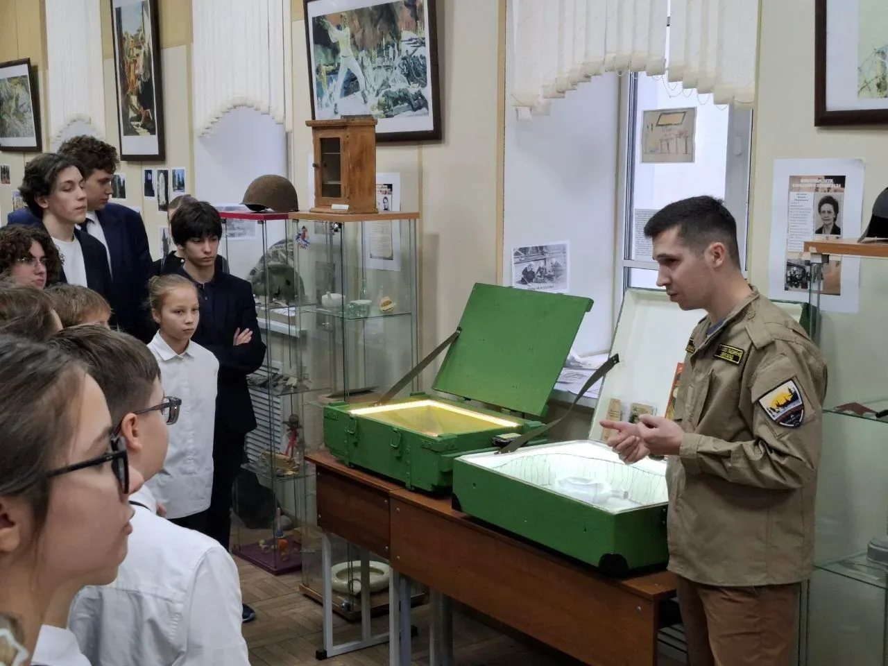 Накануне Дня Победы в выставочном пространстве школы появилась новая витрина 27 ноября 2025 года сос