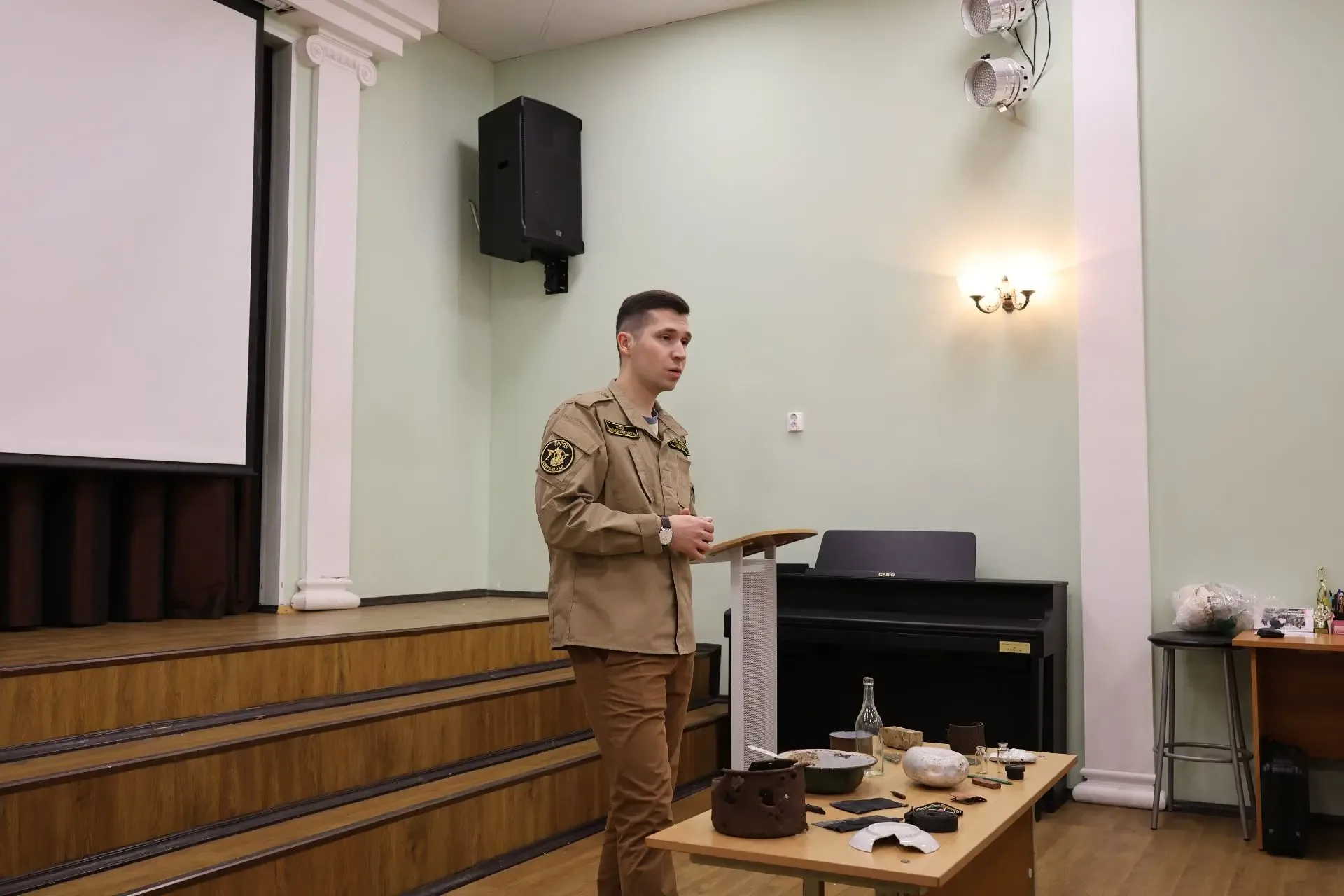 Накануне Дня Победы в выставочном пространстве школы появилась новая витрина 27 ноября 2025 года сос