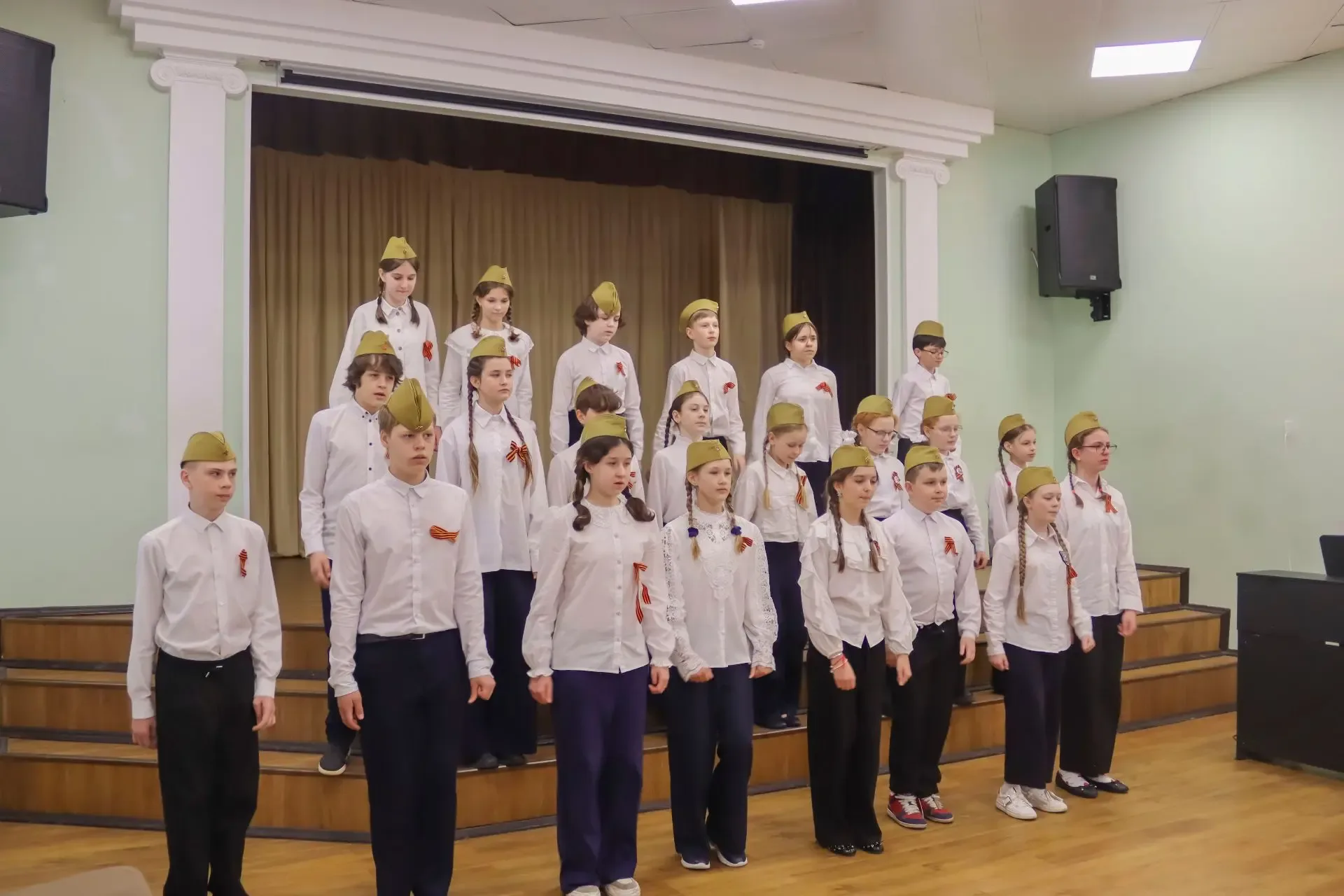 🎗️  Фестиваль военной песни — в наших сердцах! Наши пятиклассники трогательно исполнили военные песн