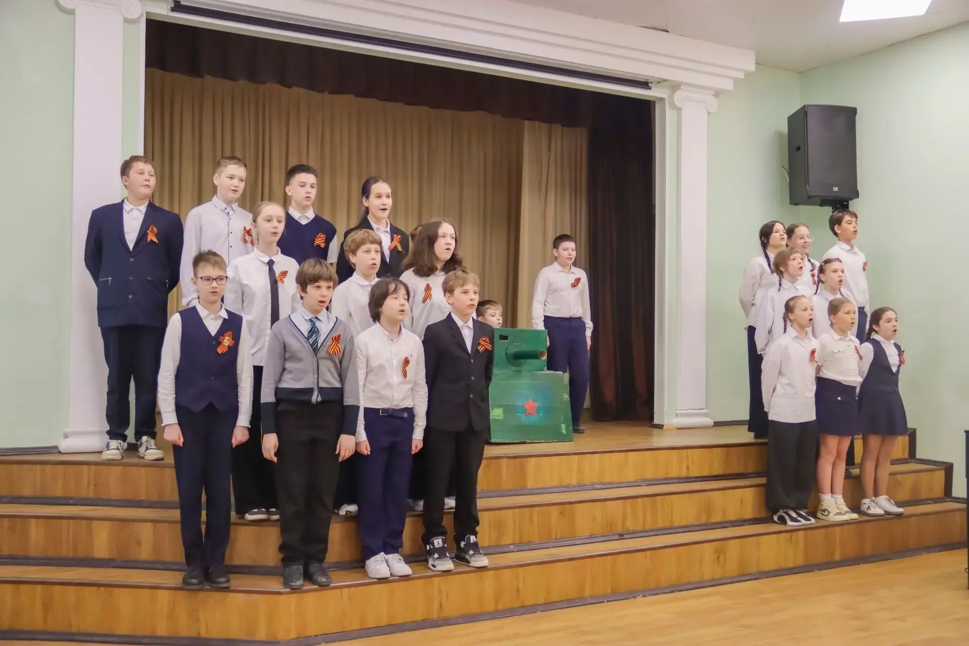 🎗️  Фестиваль военной песни — в наших сердцах! Наши пятиклассники трогательно исполнили военные песн