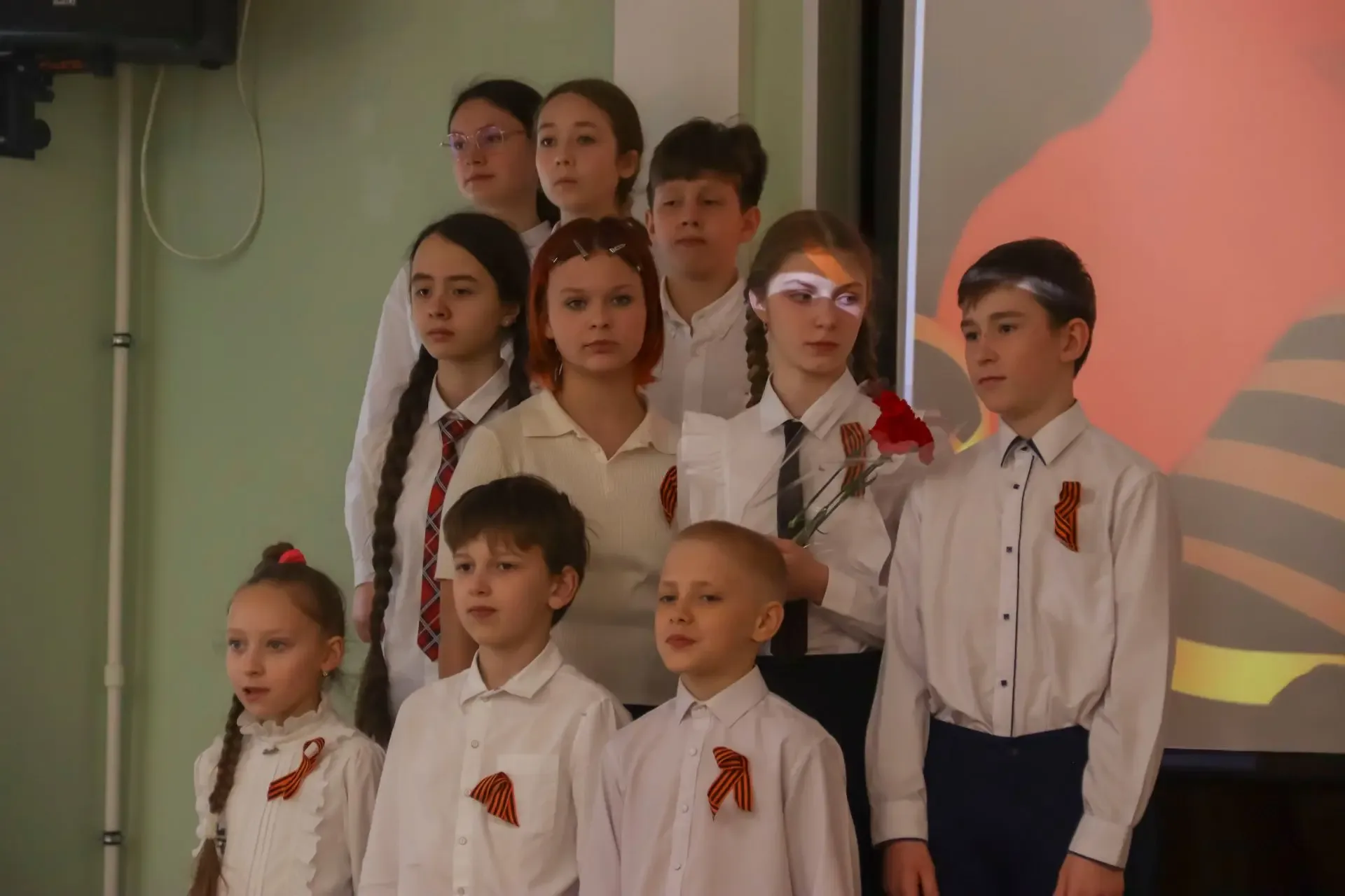 🎗️  Фестиваль военной песни — в наших сердцах! Наши пятиклассники трогательно исполнили военные песн