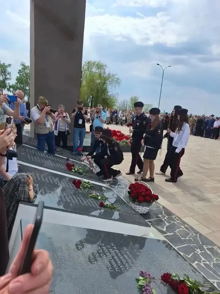 🕊️Никто не забыт! Ничто не забыто! 🕊️  9 мая учащиеся 7б, кадетского, МВД-класса, вместе с классным 
