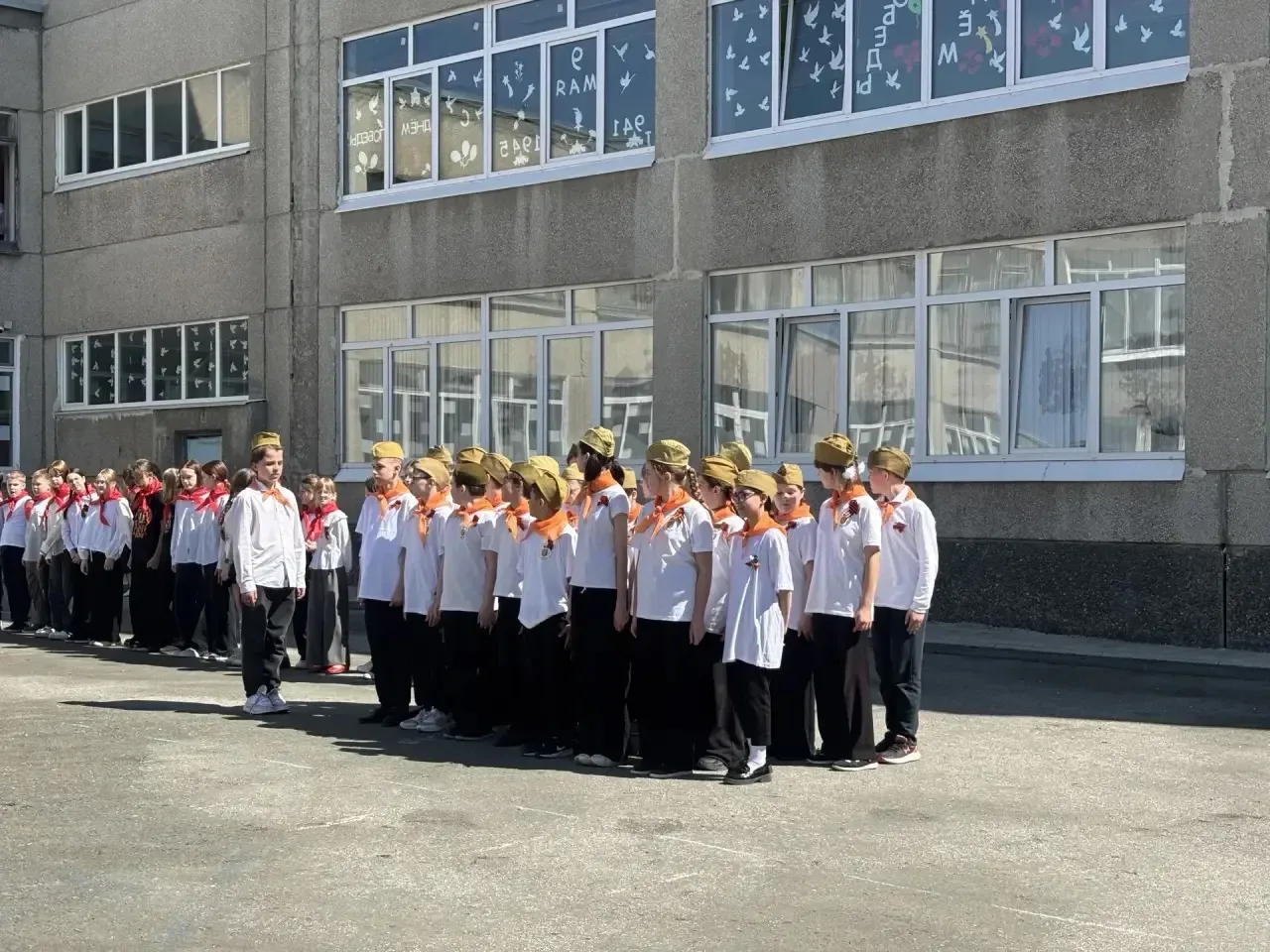 🎉 Смотр строя и песни «Марш Победы»! 🎖️  🎶 В пятницу, 8 мая, в нашей школе прошёл торжественный смот