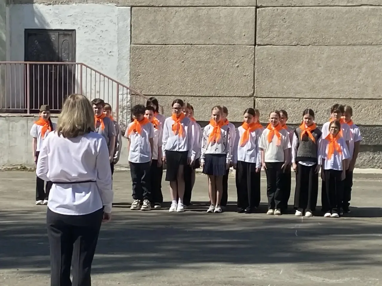 🎉 Смотр строя и песни «Марш Победы»! 🎖️  🎶 В пятницу, 8 мая, в нашей школе прошёл торжественный смот
