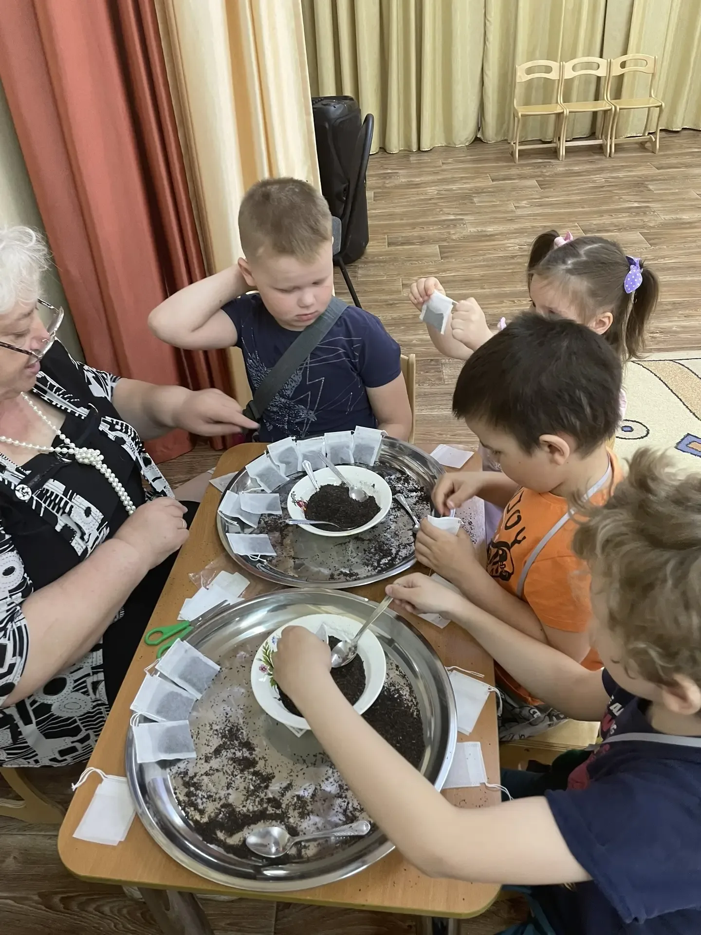 В детском саду  «Березка» прошла добрая и важная акция "Посылка солдату"  по сбору гуманитарной помо