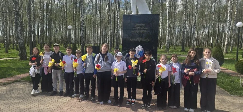 С Днём Победы! Ученики 4 Б класса почтили память погибших воинов-земляков, возложили цветы,  вспомни