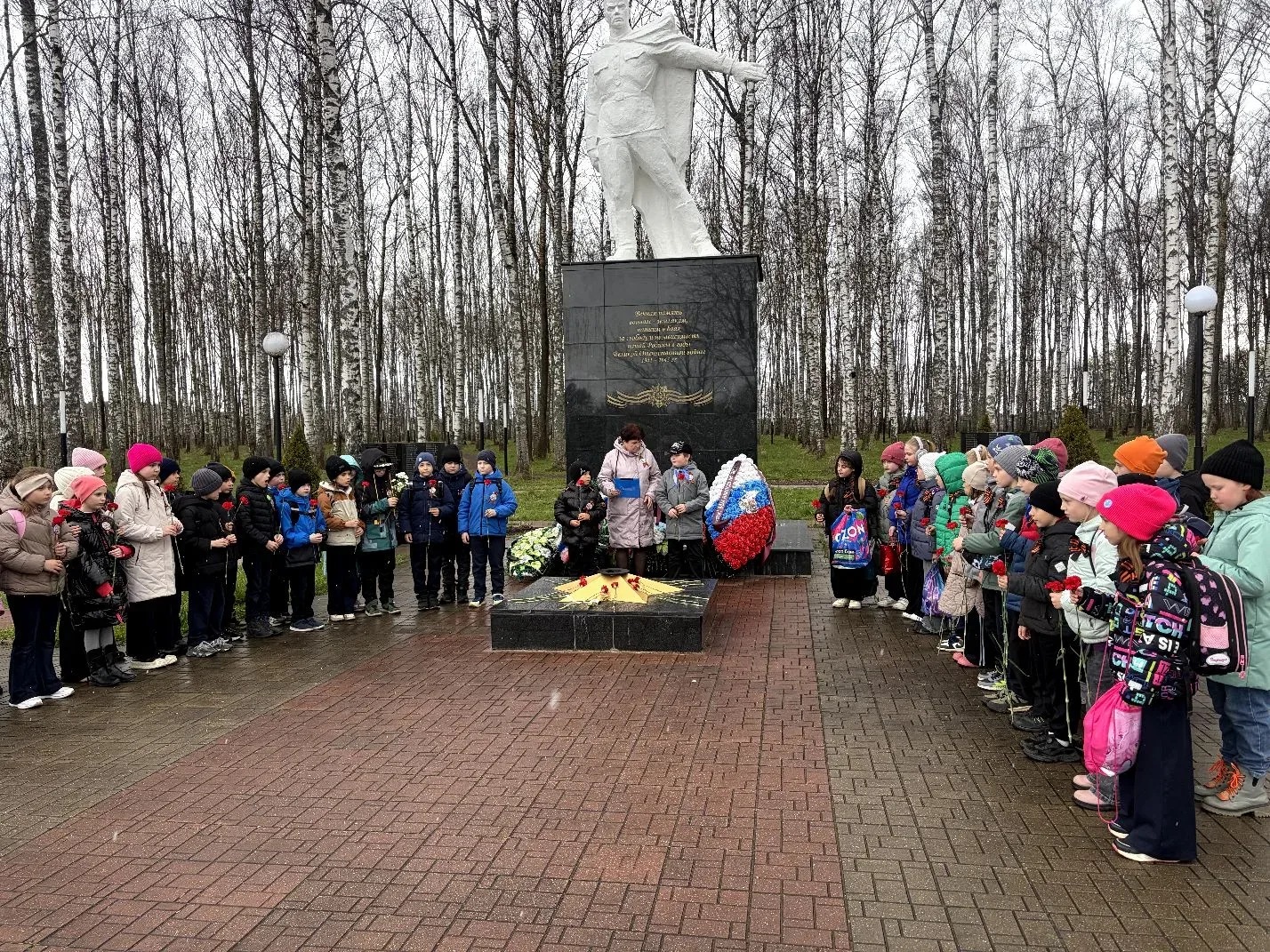    ✏️Сегодня ученики 2 «Б» и 2 «В» классов приняли участие в вахте памяти. Ребята посетили памятник 