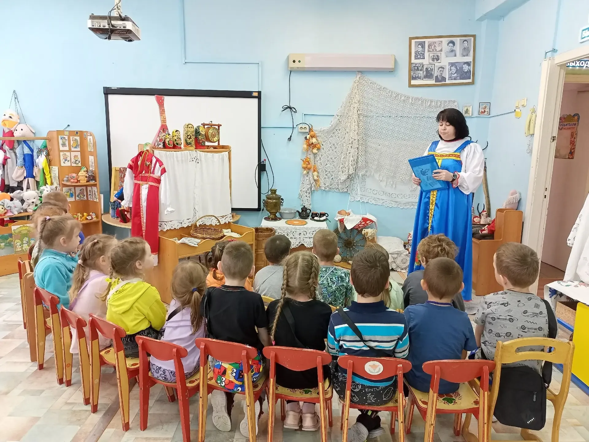Клубный час "Вчера и сегодня" (об эволюции предметов быта русской избы) Хранительница музея "Русская