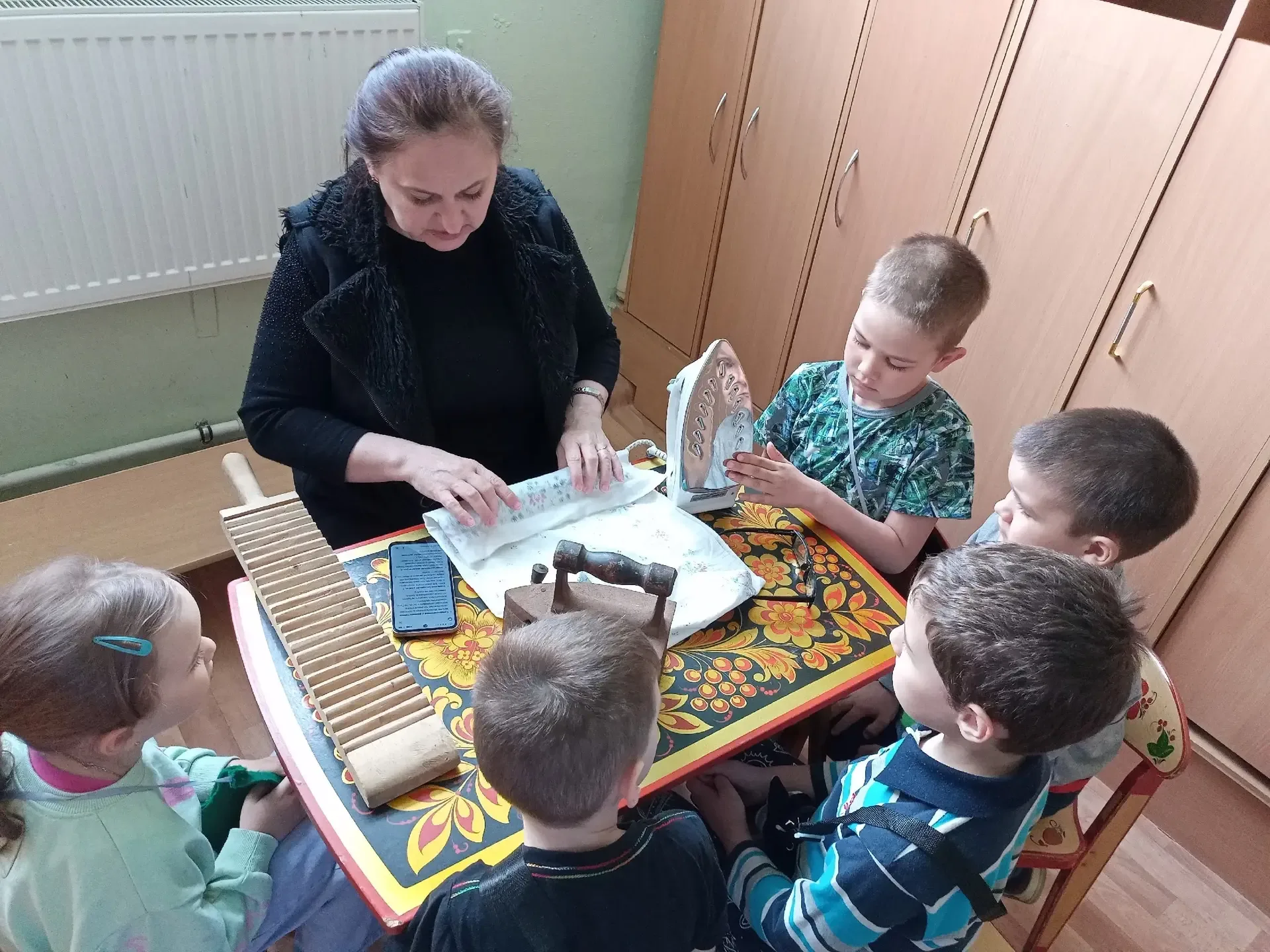 Клубный час "Вчера и сегодня" (об эволюции предметов быта русской избы) Хранительница музея "Русская