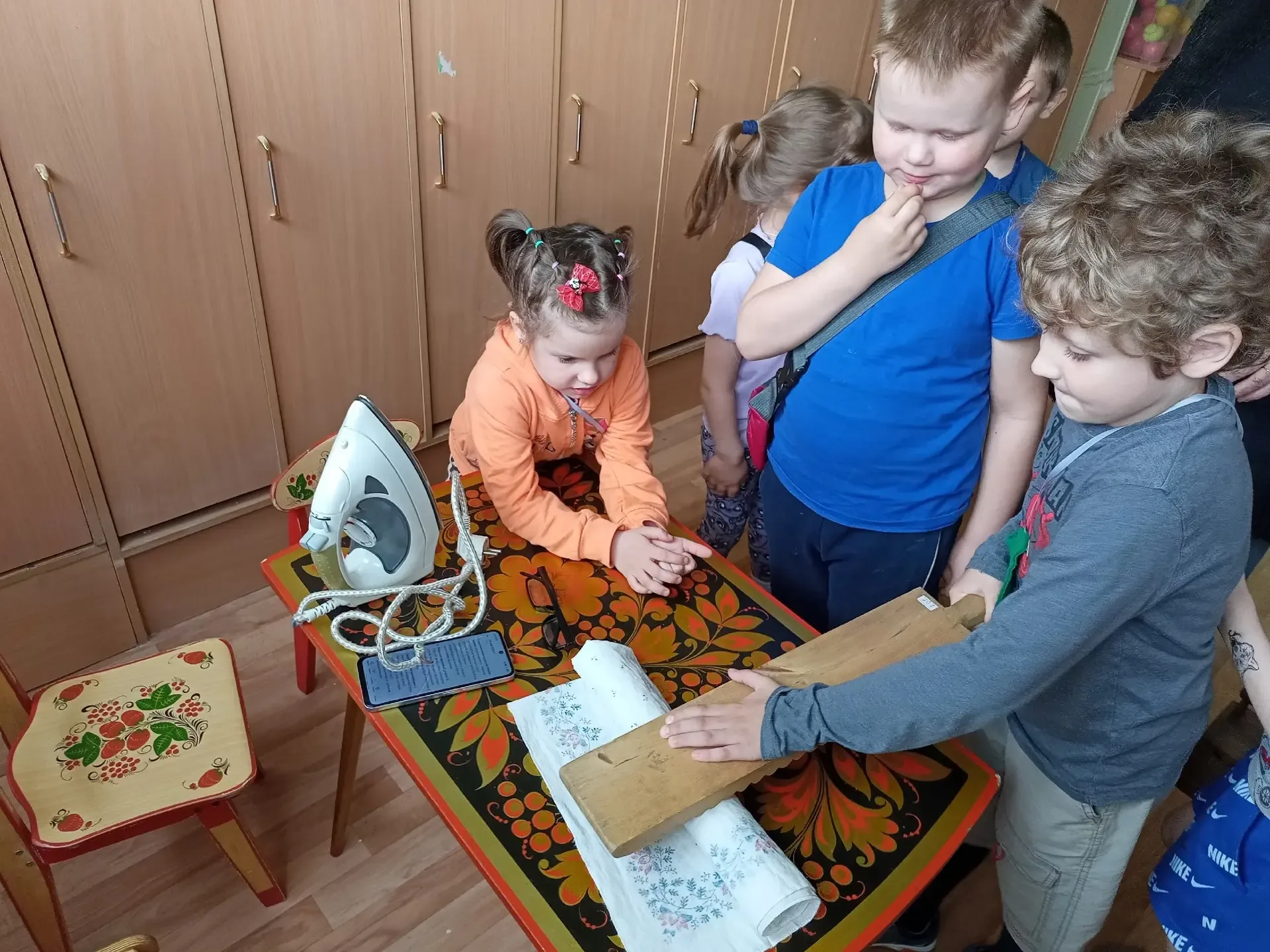 Клубный час "Вчера и сегодня" (об эволюции предметов быта русской избы) Хранительница музея "Русская