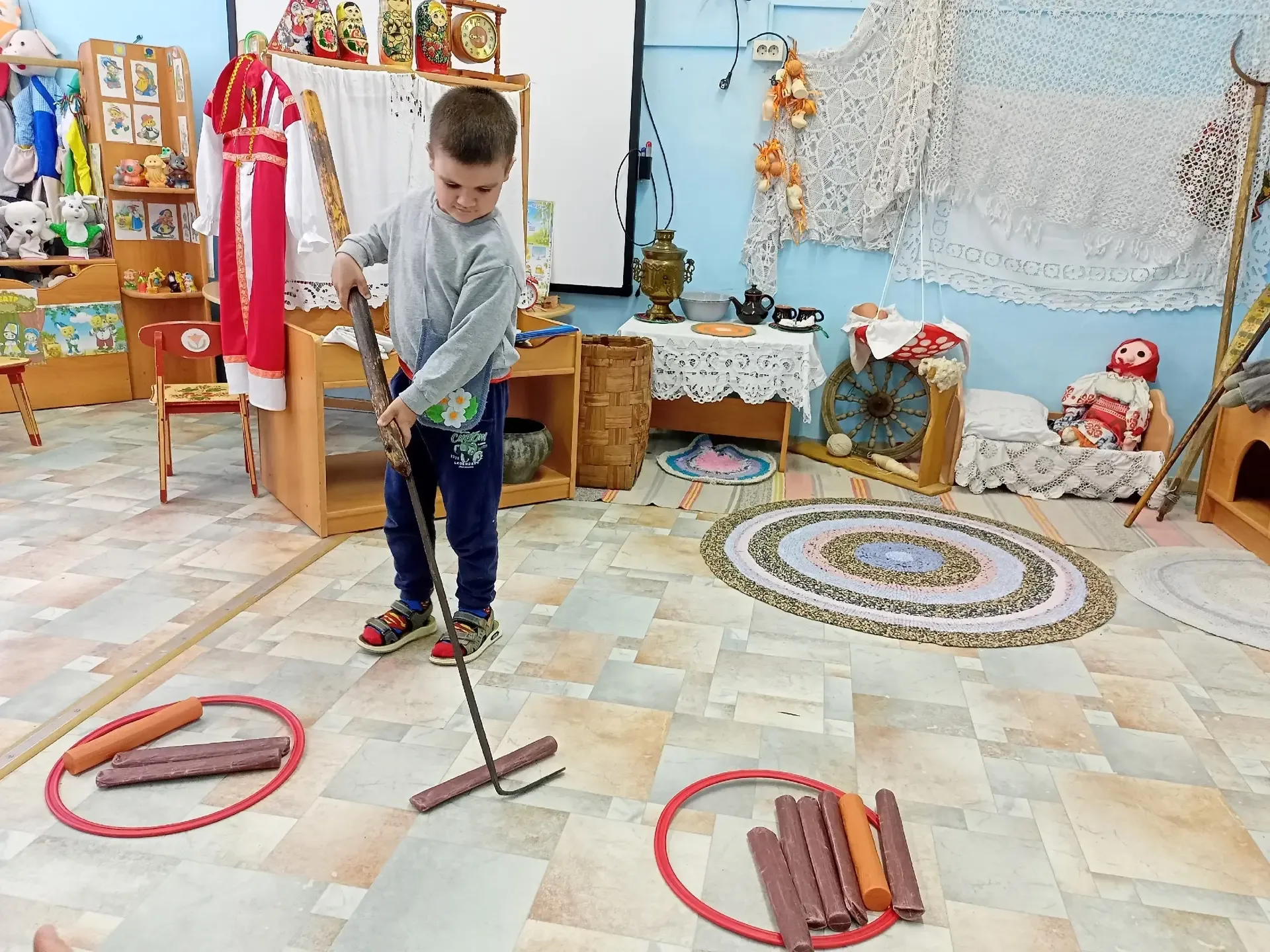 Клубный час "Вчера и сегодня" (об эволюции предметов быта русской избы) Хранительница музея "Русская