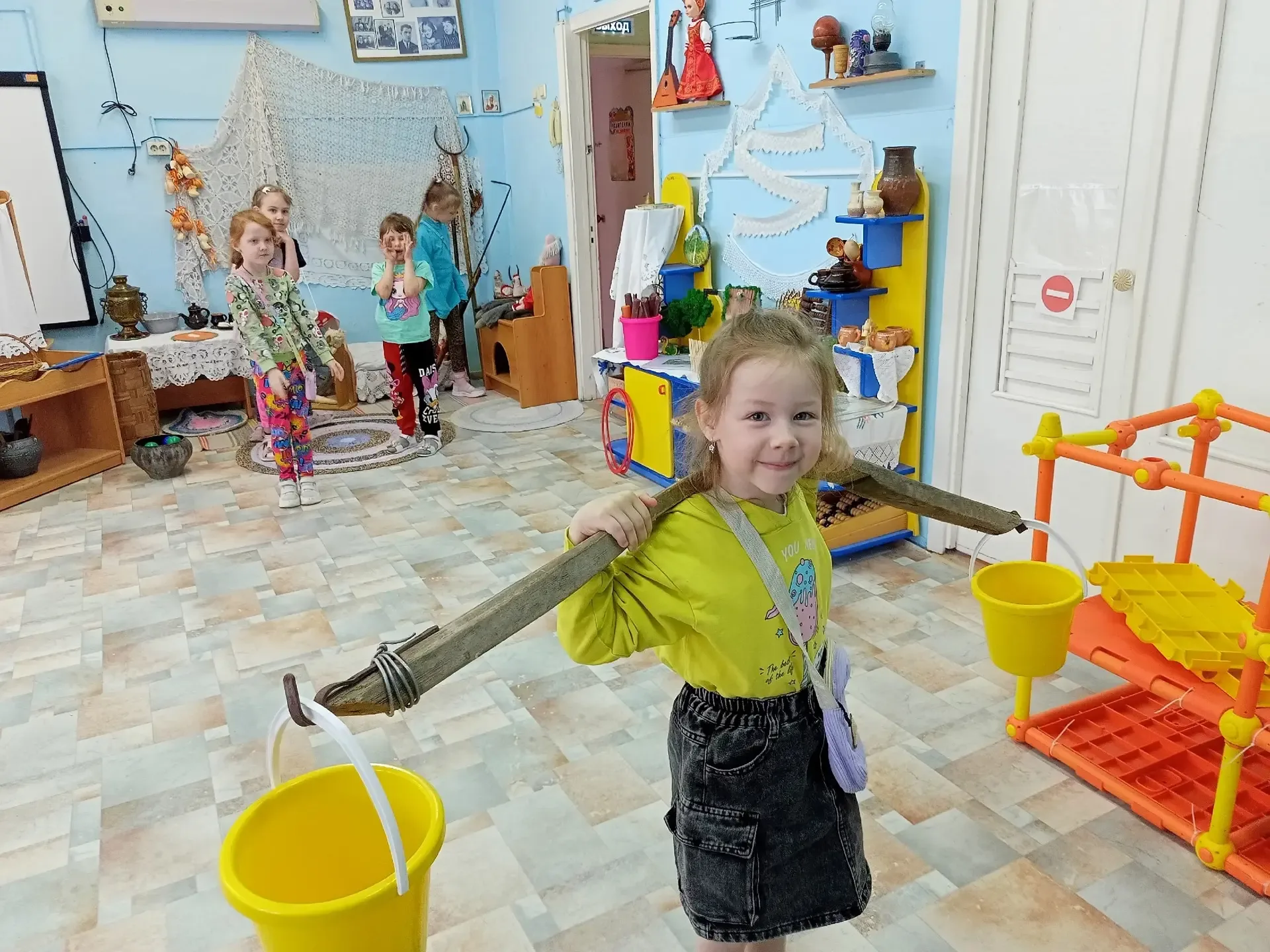 Клубный час "Вчера и сегодня" (об эволюции предметов быта русской избы) Хранительница музея "Русская