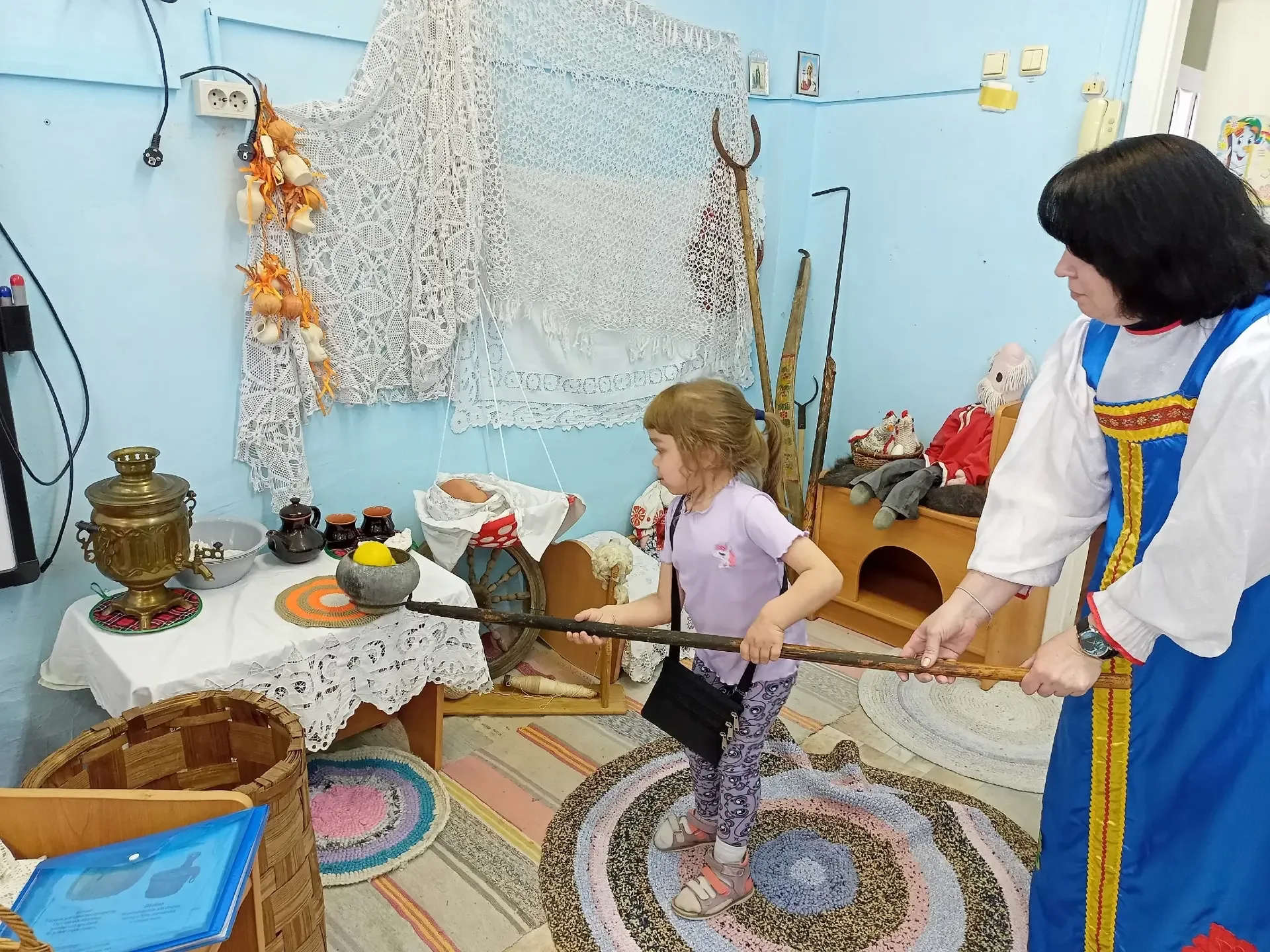 Клубный час "Вчера и сегодня" (об эволюции предметов быта русской избы) Хранительница музея "Русская