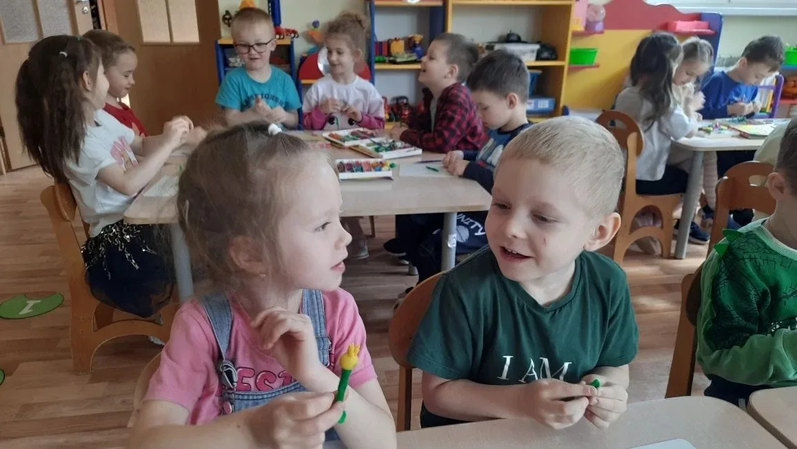 "Медвежата " из Красной шапочки  сегодня отметили день одуванчика.   Ребята вылепили объёмные одуван