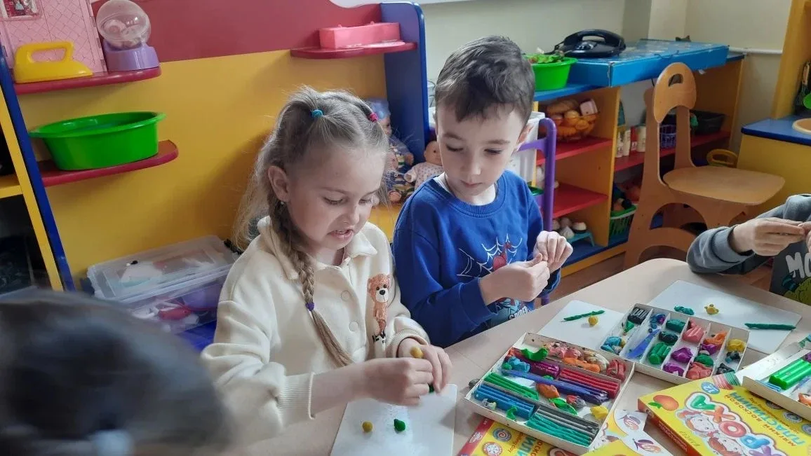 "Медвежата " из Красной шапочки  сегодня отметили день одуванчика.   Ребята вылепили объёмные одуван