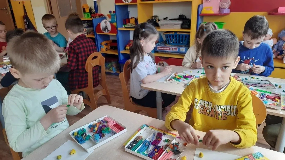 "Медвежата " из Красной шапочки  сегодня отметили день одуванчика.   Ребята вылепили объёмные одуван