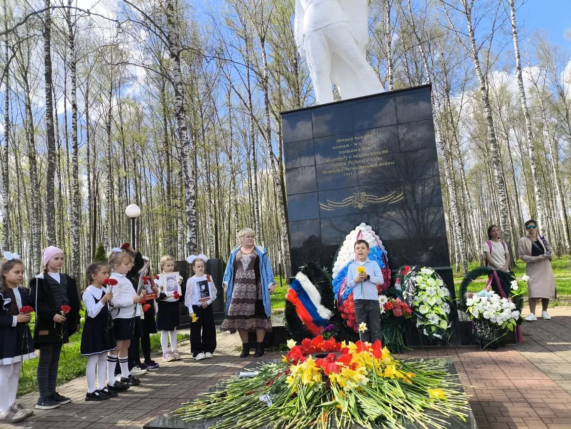 Вахта памяти продолжается! 🕊️  Сегодня ученики 1 «В» и 1 «Г» классов Красноткацкой школы посетили па