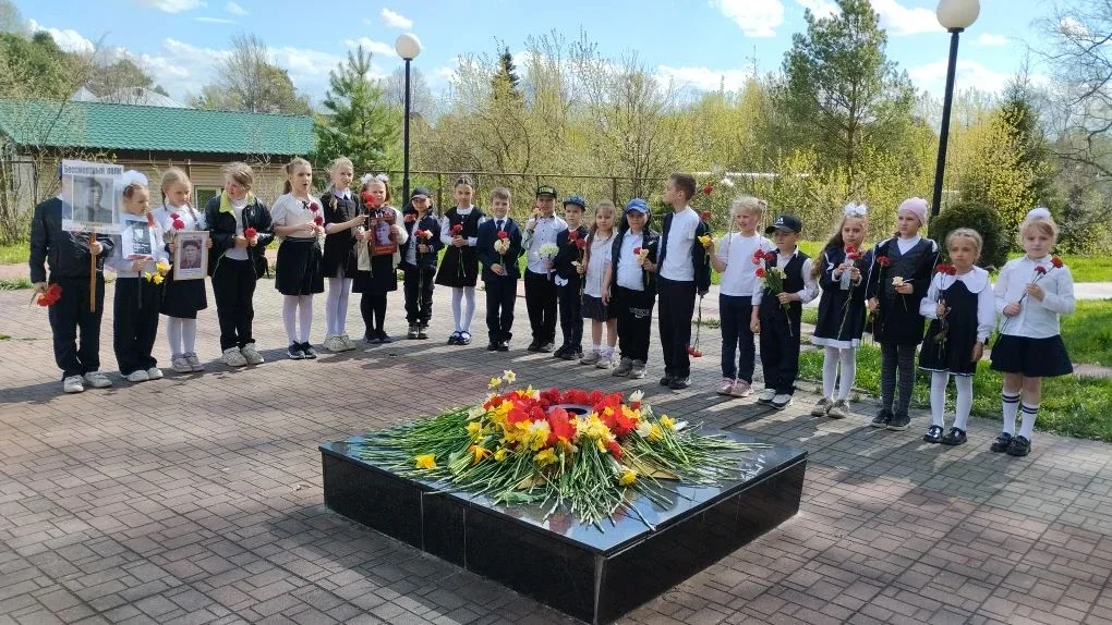 Вахта памяти продолжается! 🕊️  Сегодня ученики 1 «В» и 1 «Г» классов Красноткацкой школы посетили па