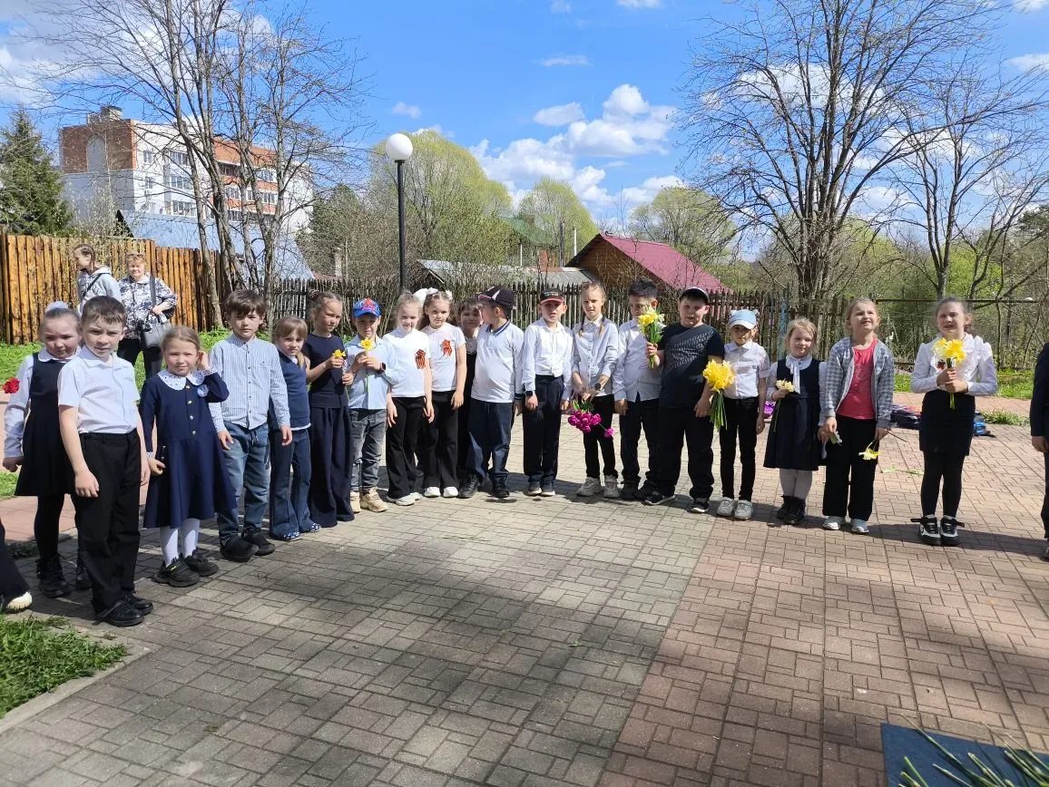 Вахта памяти продолжается! 🕊️  Сегодня ученики 1 «В» и 1 «Г» классов Красноткацкой школы посетили па