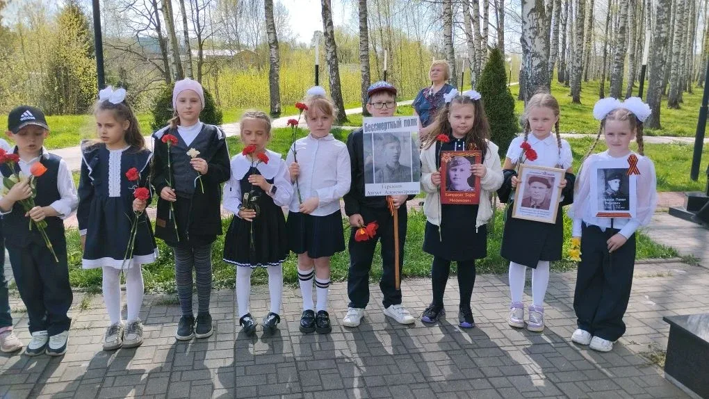 Вахта памяти продолжается! 🕊️  Сегодня ученики 1 «В» и 1 «Г» классов Красноткацкой школы посетили па