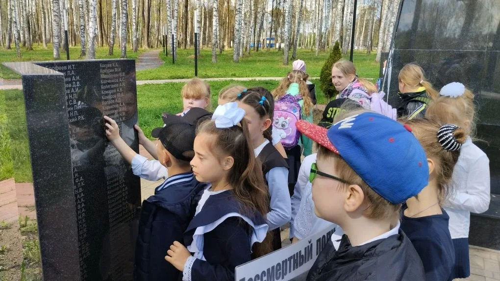 Вахта памяти продолжается! 🕊️  Сегодня ученики 1 «В» и 1 «Г» классов Красноткацкой школы посетили па
