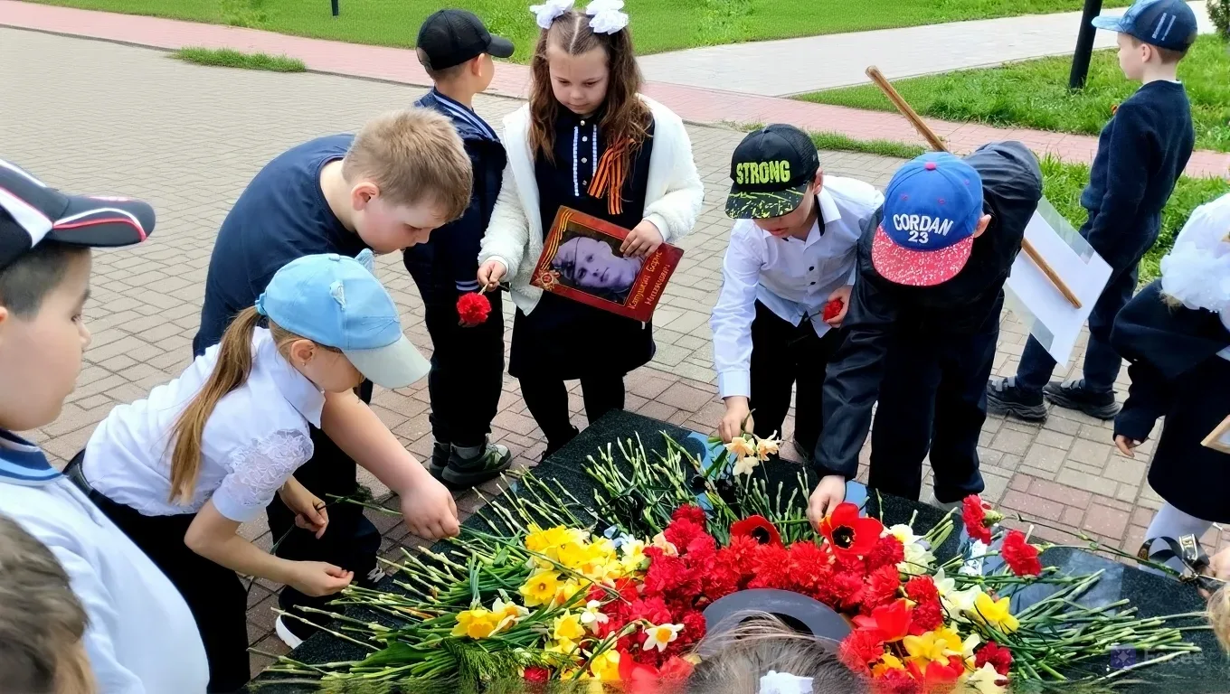 Вахта памяти продолжается! 🕊️  Сегодня ученики 1 «В» и 1 «Г» классов Красноткацкой школы посетили па