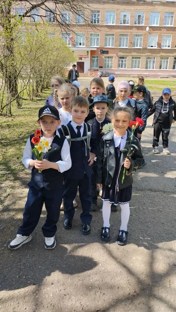 Вахта памяти продолжается! 🕊️  Сегодня ученики 1 «В» и 1 «Г» классов Красноткацкой школы посетили па