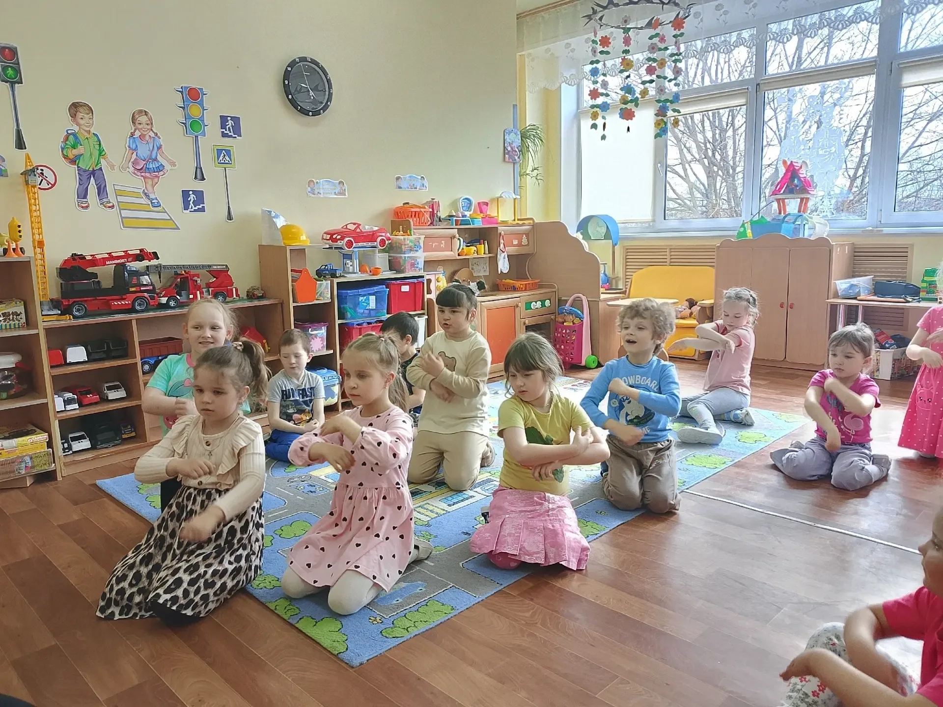 ДЕНЬ 3🇷🇺   Неспешно, обдуманно дети группы "Ландыши" двигаются к решению проблемного вопроса. Напоми