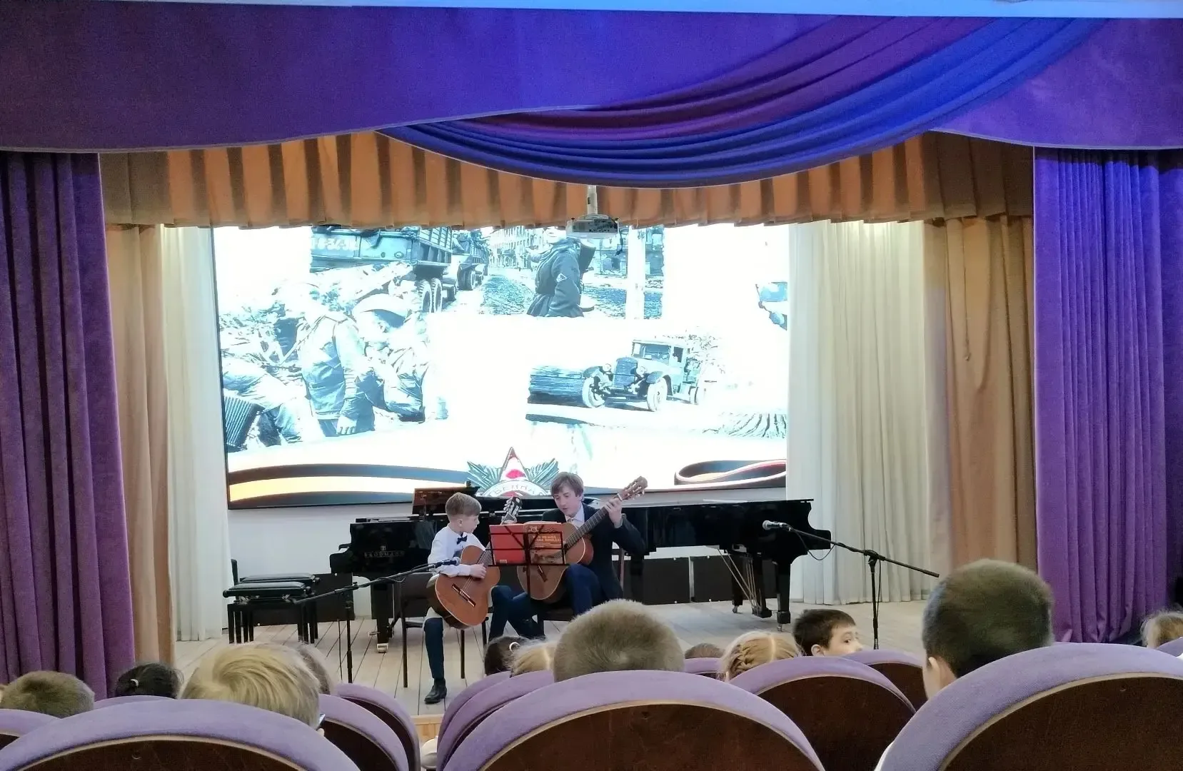 🎼Сегодня первоклассники побывали в Детской школе искусств  на концерте, посвящённом Дню Победы.  🎹На