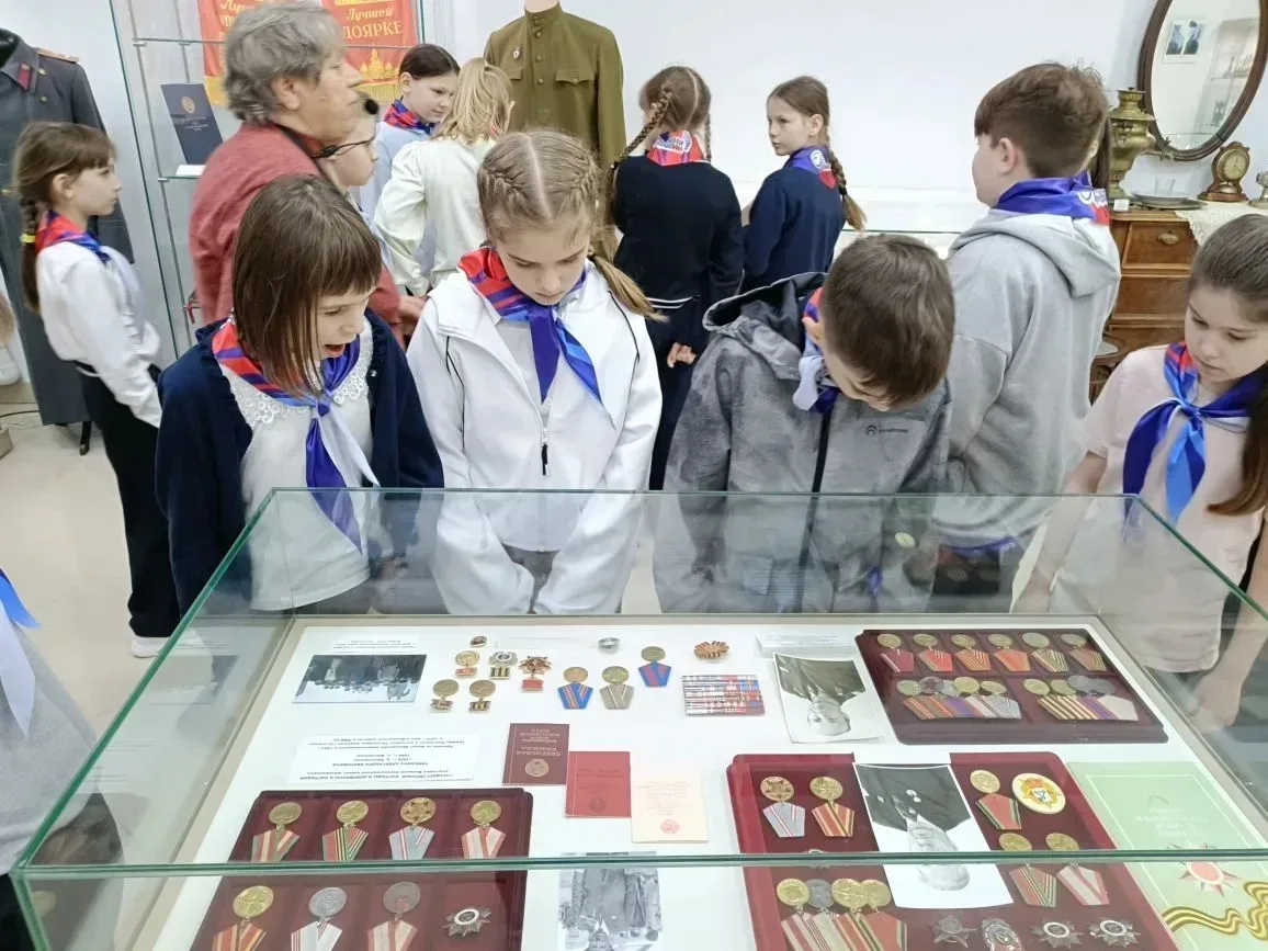 18 мая - Всемирный день музеев!   Ученики 3Б класса вместе с классным руководителем Еленой Владимиро