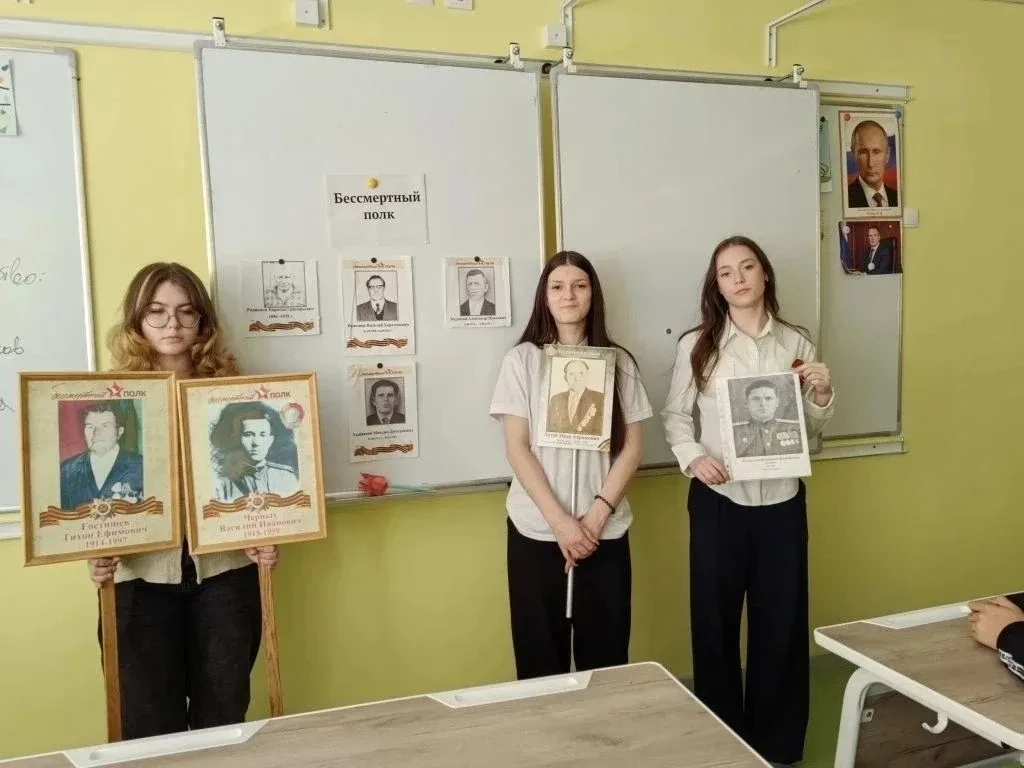 Герои наших семей в одном строю... ✨🕊  Сегодня на территории нашей школы замерло время. Ученики, пед