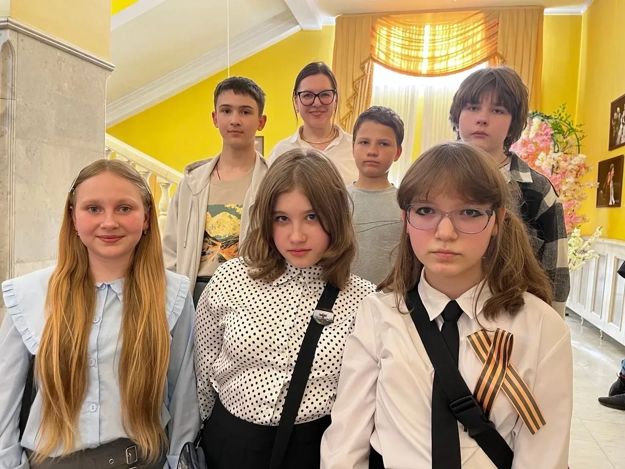🎭 Прикосновение к истории: 6 «В» в театре! 🏛️  🗓 7 мая ученики 6 «В» класса вместе с классным руково