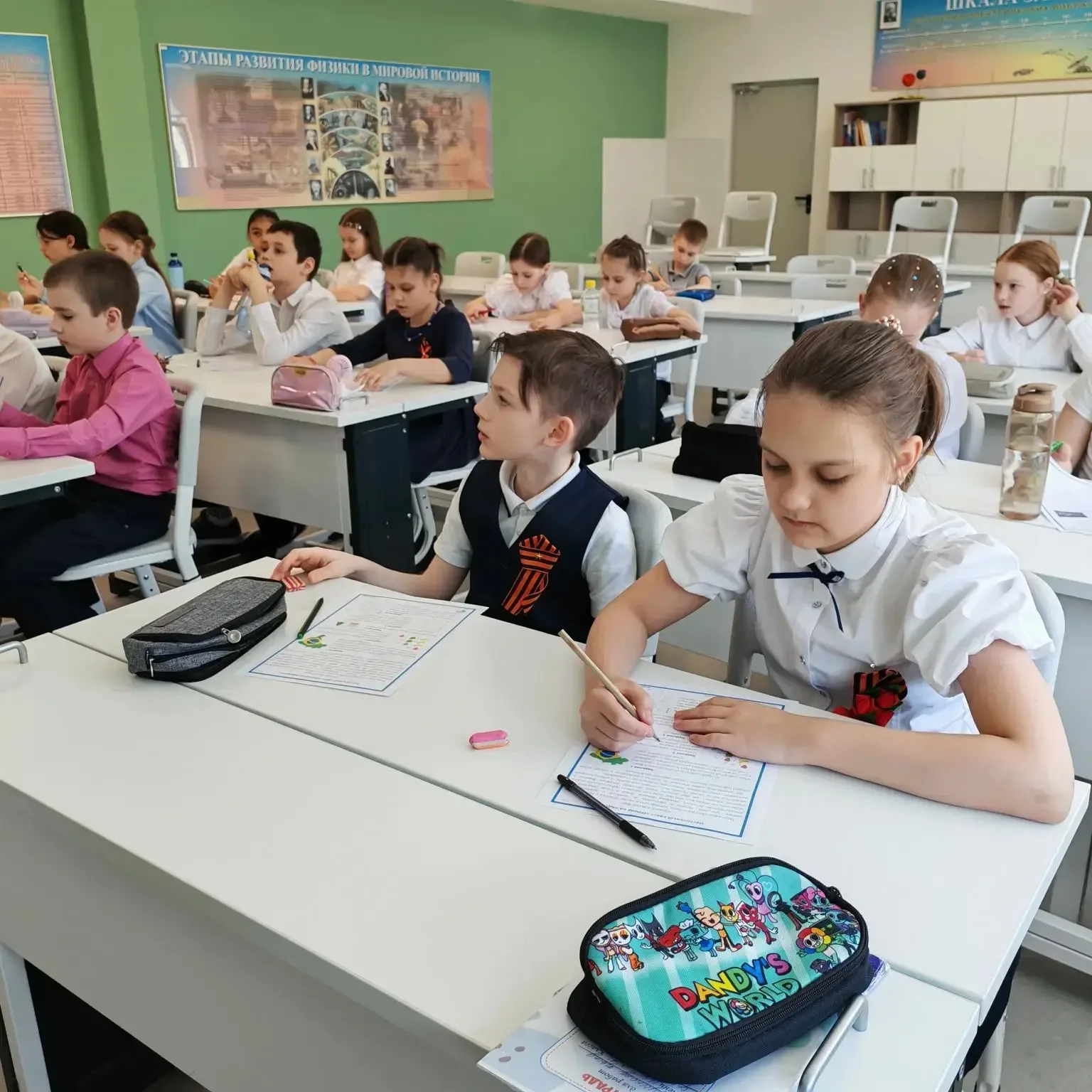 Доверие на ладошке: как в нашей школе прошли мероприятия ко Дню детского телефона доверия  17 мая во
