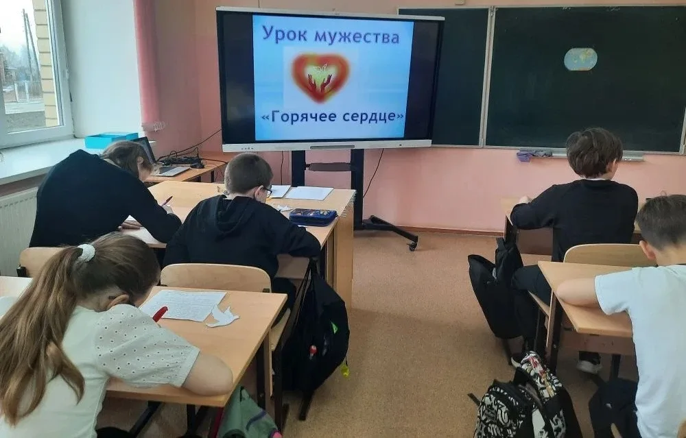 🇷🇺  УРОК МУЖЕСТВА 🇷🇺  В 5а и 5г классах прошел Урок мужества, который направлен на формирование у об