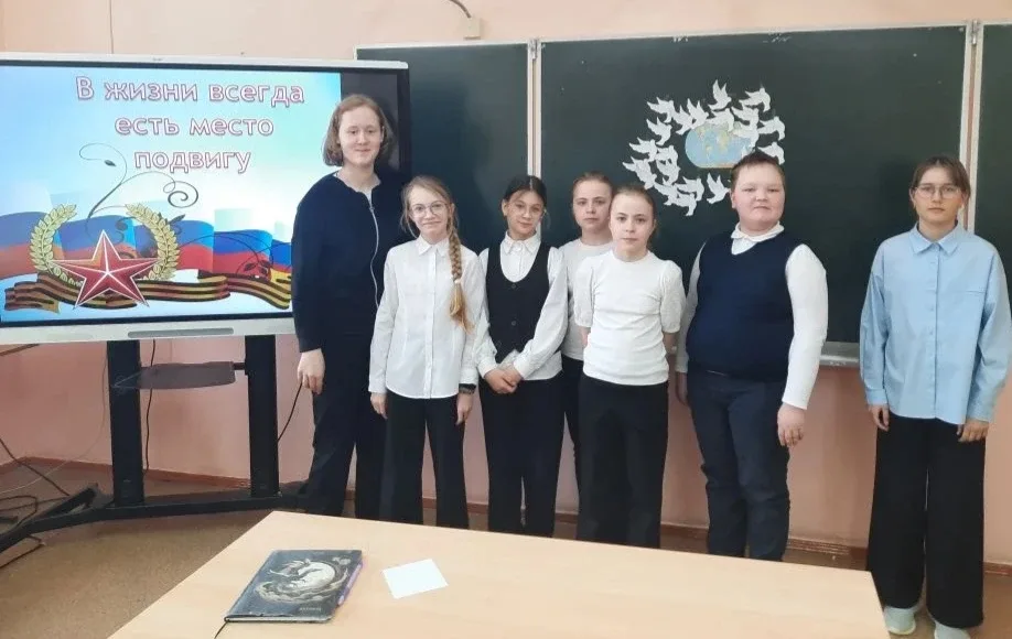 🇷🇺  УРОК МУЖЕСТВА 🇷🇺  В 5а и 5г классах прошел Урок мужества, который направлен на формирование у об