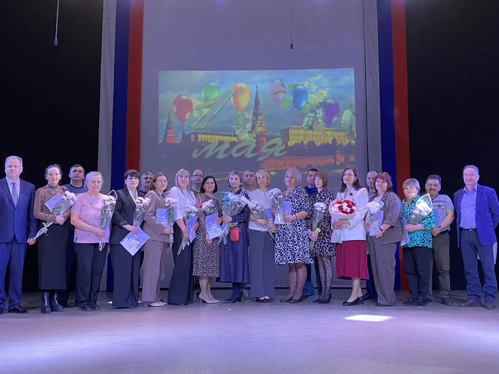 🇷🇺💥🌸 В праздник Весны и Труда на сцене Нолинского Дома культуры открыли обновленную районную Доску П