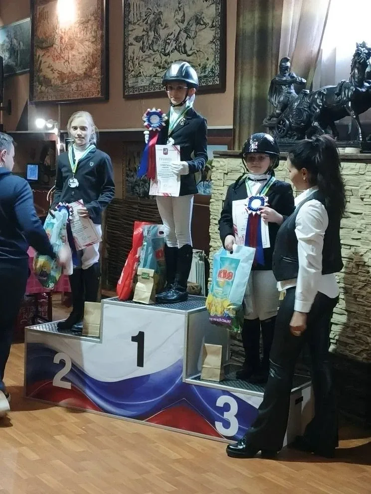 🏆Гордимся нашими спортсменами!  Ксения, ученица 3 «К» класса, занимается конным спортом в пони-клубе
