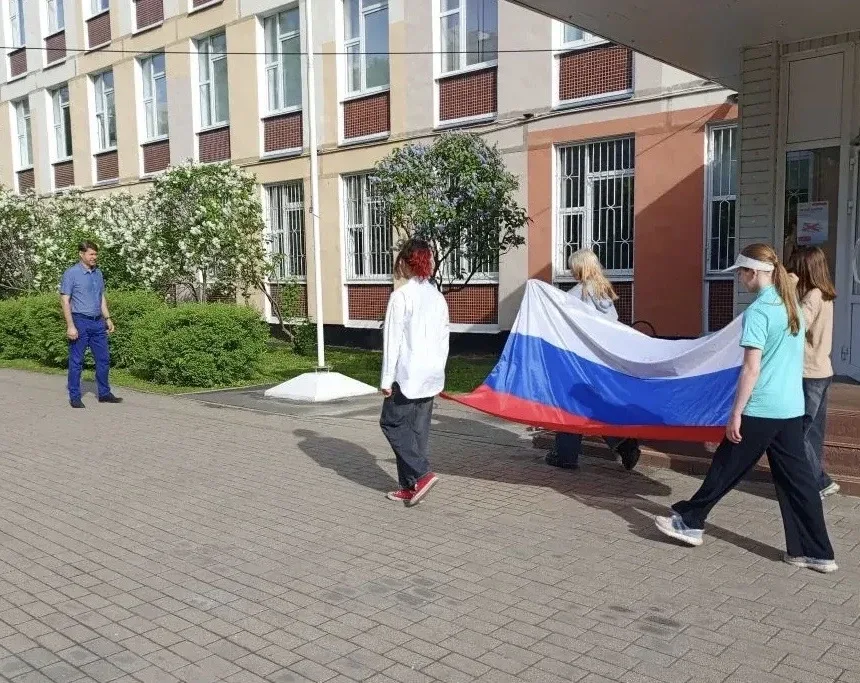 В нашей школе началась новая учебная неделя!  Традиционно утро понедельника началось с церемонии под