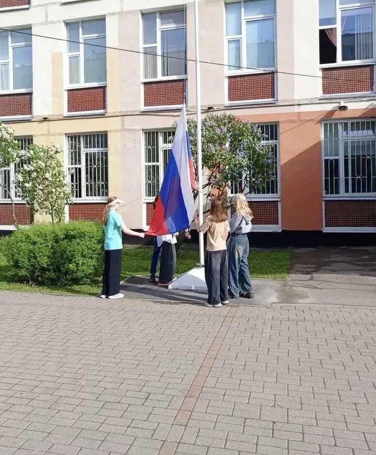 В нашей школе началась новая учебная неделя!  Традиционно утро понедельника началось с церемонии под