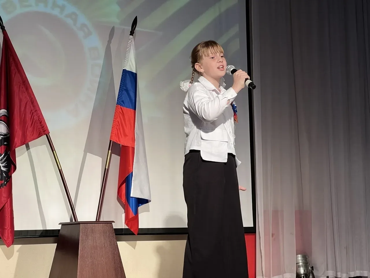 В нашей школе прошел праздничный концерт, посвященный Дню Победы.  🎶 На сцене звучали песни военных 