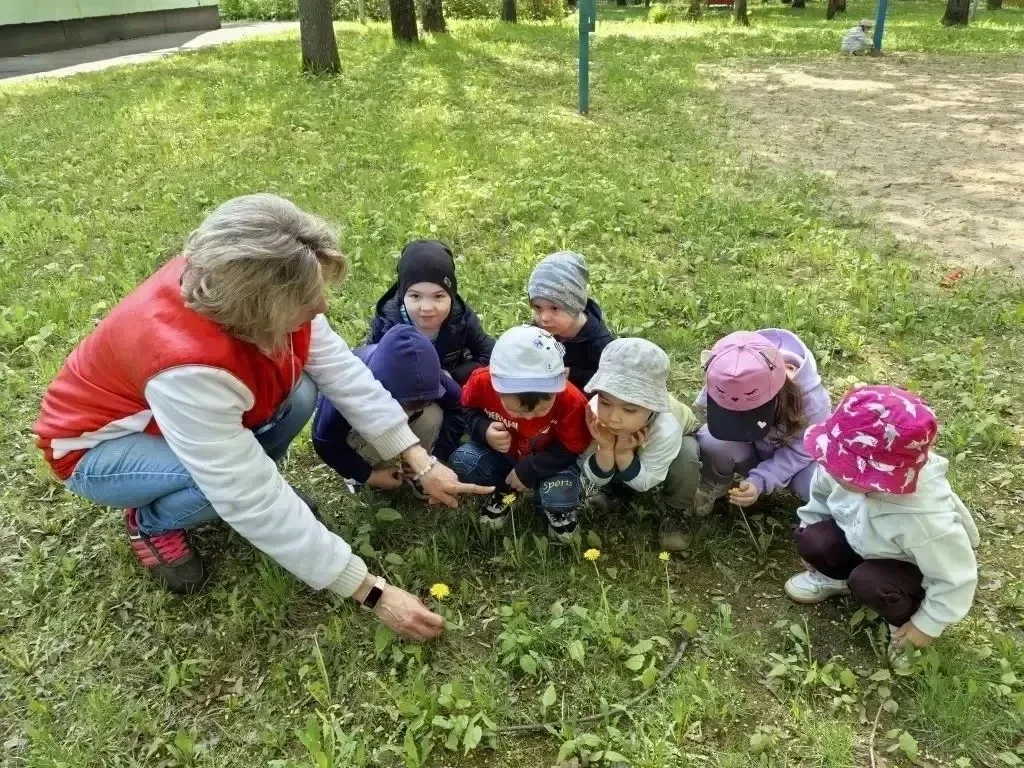 🌼 В День одуванчика ребята в детском саду познакомились с этим ярким весенним цветком поближе.  🎨 Де
