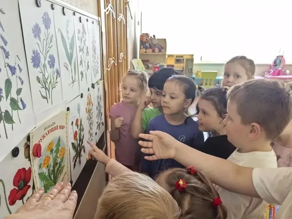 🌼 В День одуванчика ребята в детском саду познакомились с этим ярким весенним цветком поближе.  🎨 Де