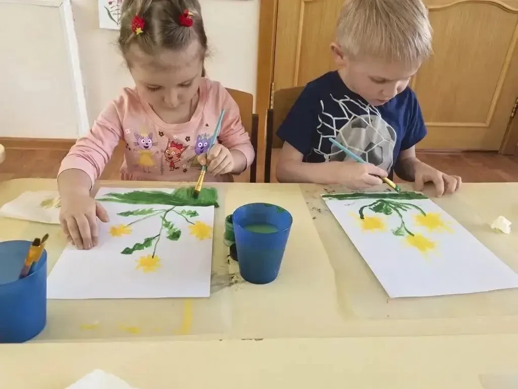 🌼 В День одуванчика ребята в детском саду познакомились с этим ярким весенним цветком поближе.  🎨 Де