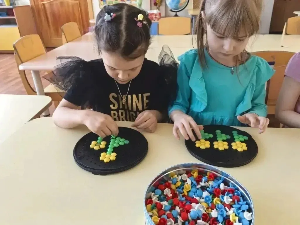 🌼 В День одуванчика ребята в детском саду познакомились с этим ярким весенним цветком поближе.  🎨 Де