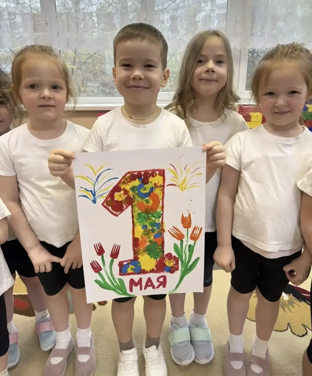 🌼 С 1 Мая поздравляют воспитанники группы «Смешарики»!  🎨 Ребята подготовили яркий праздничный плака
