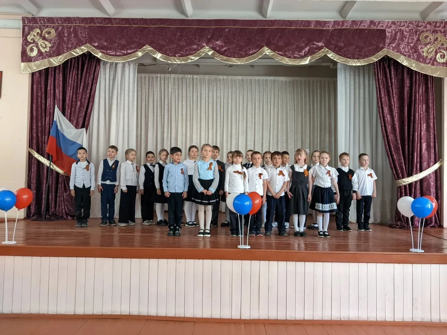 🇷🇺6-7 мая в МОУ СОШ №4 прошел фестиваль военно-патриотической песни «Песни, опаленные войной», в кот